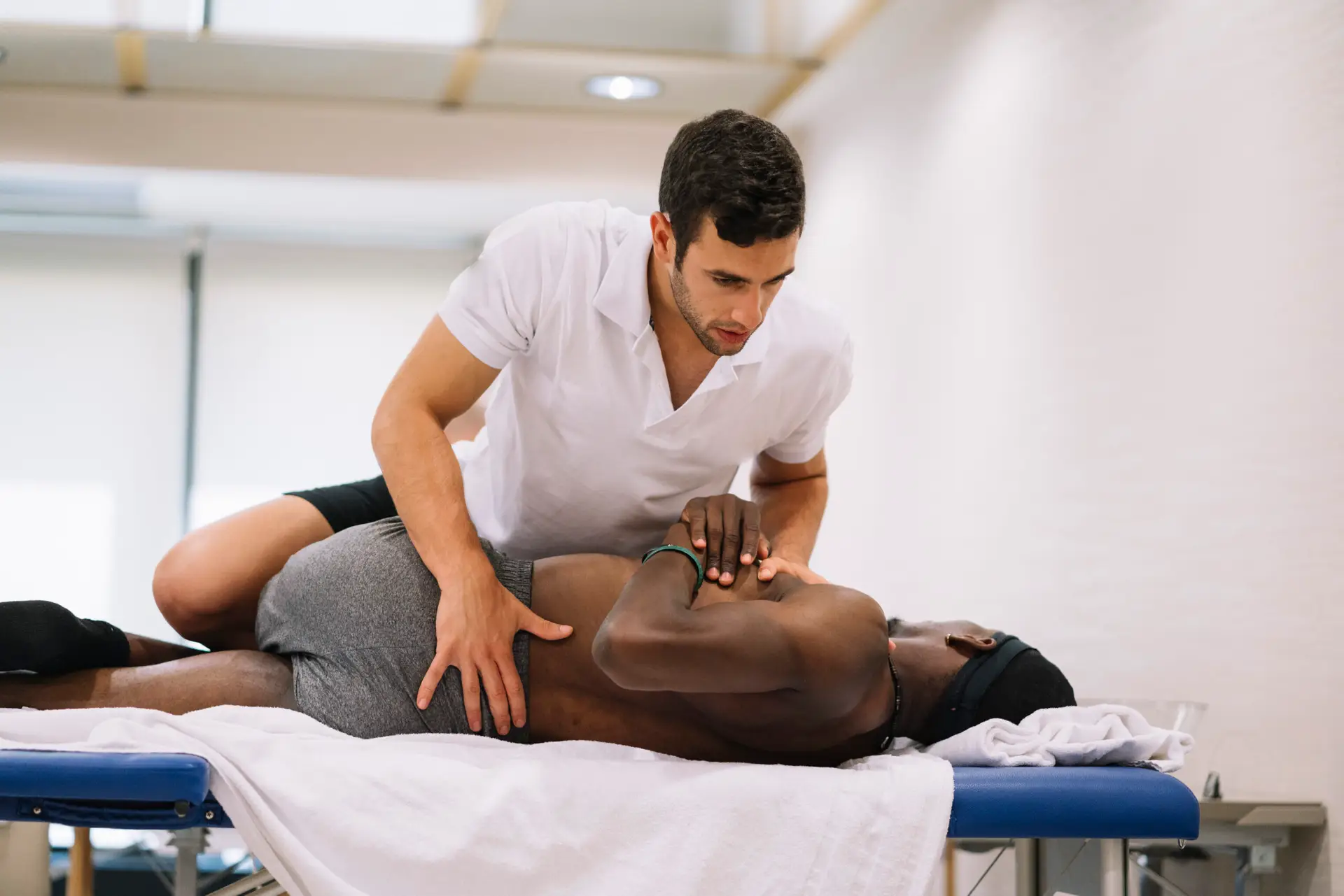 Fisioterapeuta tratando a hombre con equipo de radioterapia